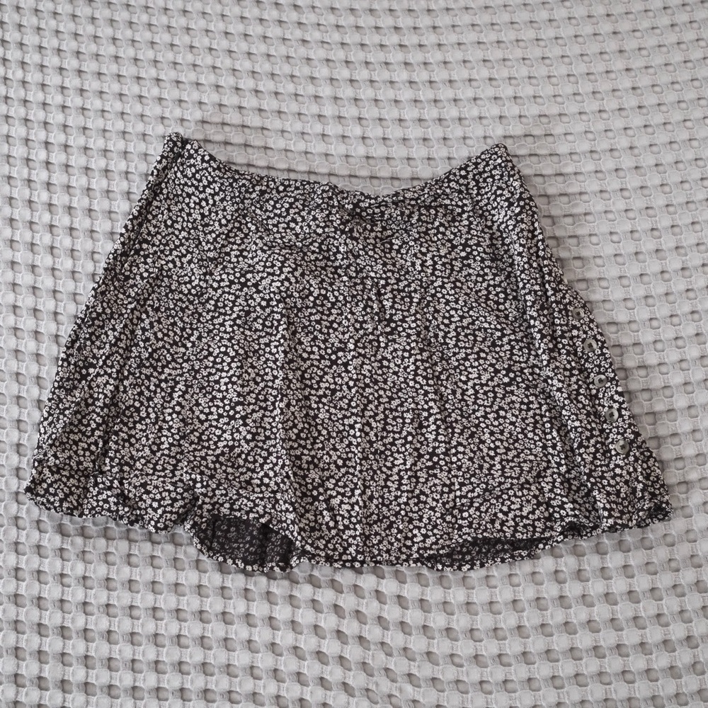 American Eagle Black & White Floral Miniskirt Skirt - Size 4